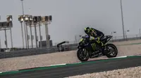 Valentino Rossi ketika mengikuti sesi tes pramusim MotoGP 2020 di Sirkuit Losail, Qatar. (Twitter/Monster Yamaha)