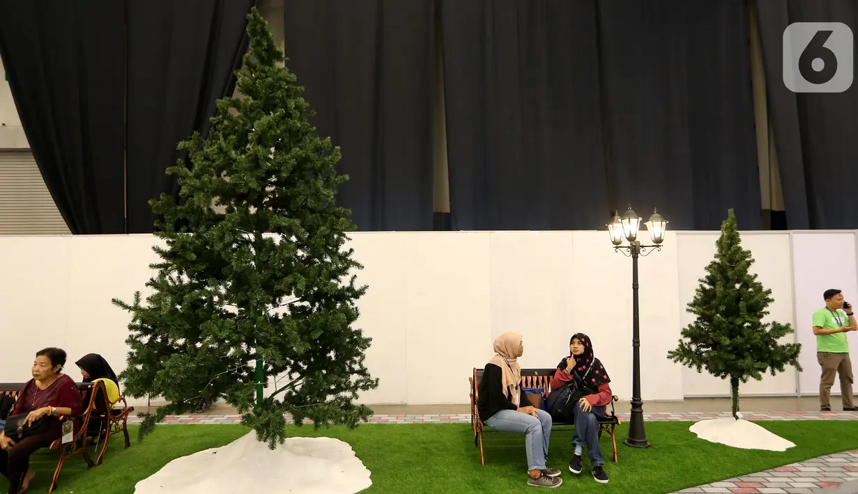 Pengunjung duduk di taman buatan pada gelaran ICEFEST 2019 di BSD Tangerang, Kamis (19/12/2019). Acara yang digelar dari hall 5 hingga 10 di ICE BSD Tangerang menggabungkan expo dan festival untuk mengisi musim liburan akhir tahun keluarga. (Liputan6.com/Fery Pradolo)