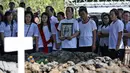 Keluarga dan kerabat korban bom gereja Surabaya berdoa pada pemakaman Martha Djumani di komplek Taman Makam Keputih, Surabaya, Rabu (16/5). Martha merupakan korban bom bunuh diri di Gereja Pantekosta Pusat Surabaya Minggu (13/5) lalu. (AP/Achmad Ibrahim)