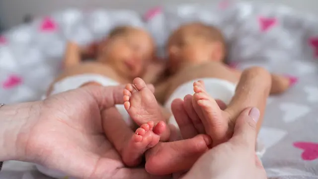 melahirkan bayi kembar