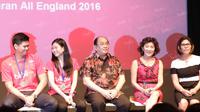 Praveen Jordan dan Debby Susanto Juara Ganda Campuran All England 2016 bersama orangtua  mengikuti sesi tanya jawab saat acara penghargaan dan bonus dari PB Djarum di Plasa Senayan, Jakarta, Selasa (22/3/2016). (Bola.com/Nicklas Hanoatubun)