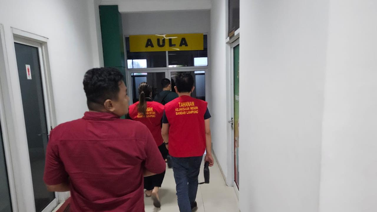 Dua terpidana kasus perzinahan saat diserahkan ke Kejari Bandar Lampung untuk dieksekusi ke rumah tahanan. Foto (Dokumen Kejari Bandar Lampung)