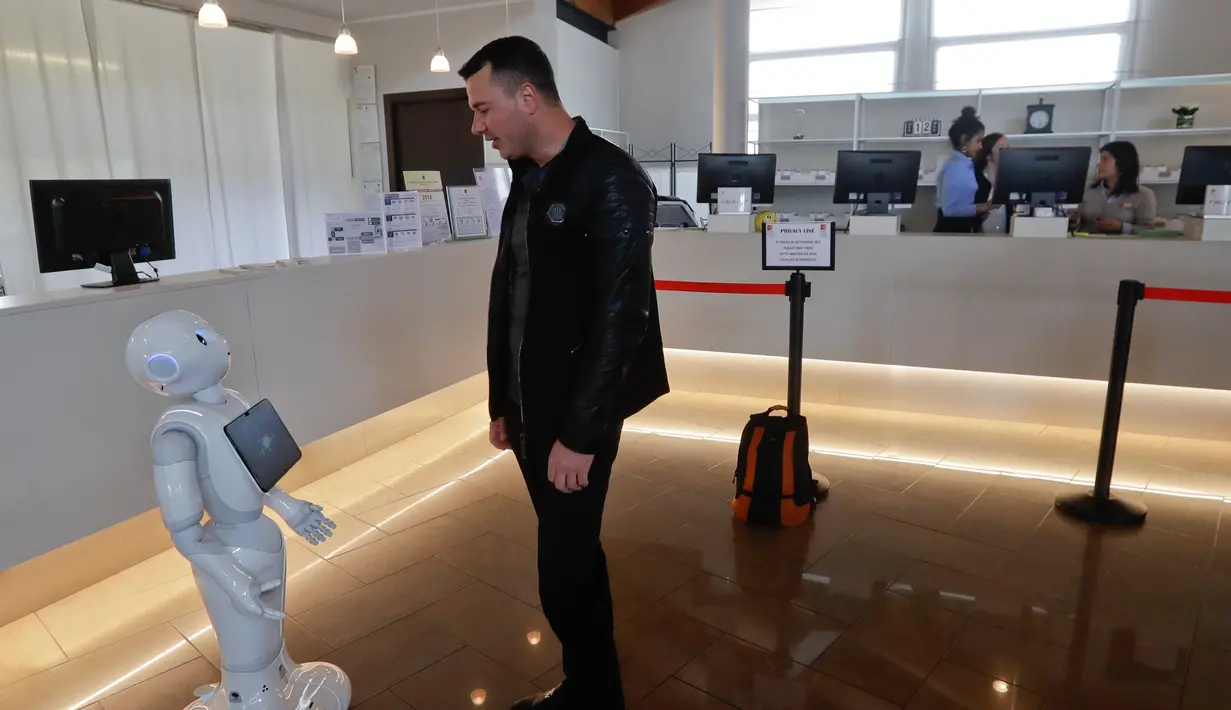 Suasana saat robot Robby Pepper melayani tamu restoran di Peschiera del Garda, Italia, Senin (12/3). Robby Pepper dapat menjawab pertanyaan tamu dalam bahasa Italia, Inggris dan Jerman. (AP Photo/Luca Bruno)