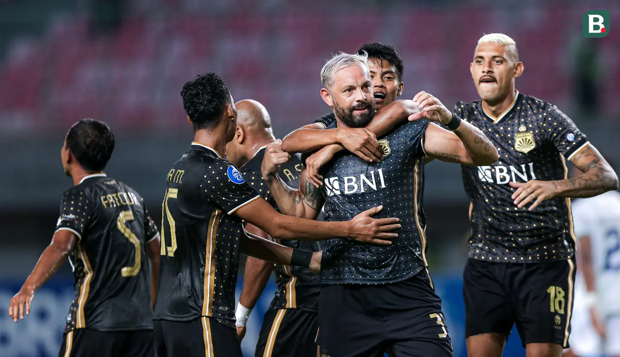 Pemain Bhayangkara FC, Henry Matias Mier Codina (tengah) melakukan selebrasi bersama rekannya setelah mencetak gol penyeimbang 1-1 pada laga lanjutan BRI Liga 1 2023/2024 antara Bhayangkara FC melawan Persib Bandung di Stadion Patriot Candrabhaga, Bekasi, Sabtu (23/09/2023). (Bola.com/Bagaskara Lazuardi)