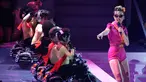 Penyanyi Miley Cyrus saat tampil membawakan single terbarunya "Younger Now" di MTV Video Music Awards  2017 di Inglewood, California, AS (27/8). penyanyi berusia 24 tahun ini tampil energik. (Photo by Chris Pizzello/Invision/AP)