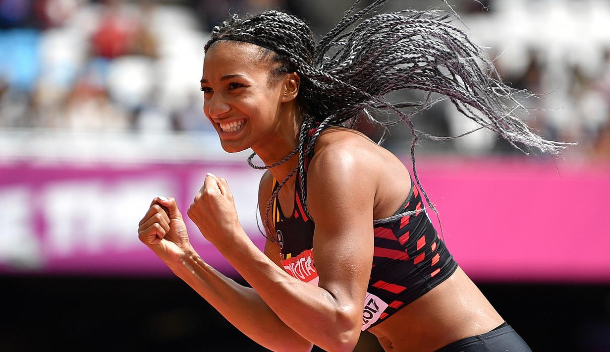 Atlet asal Belgia, Nafissatou Thiam merayakan keberhasilannya melewati palang pada lompat tinggi IAAF World Championships di London Stadium, (5/8/2017). (AFP/Andrej Isakovic)