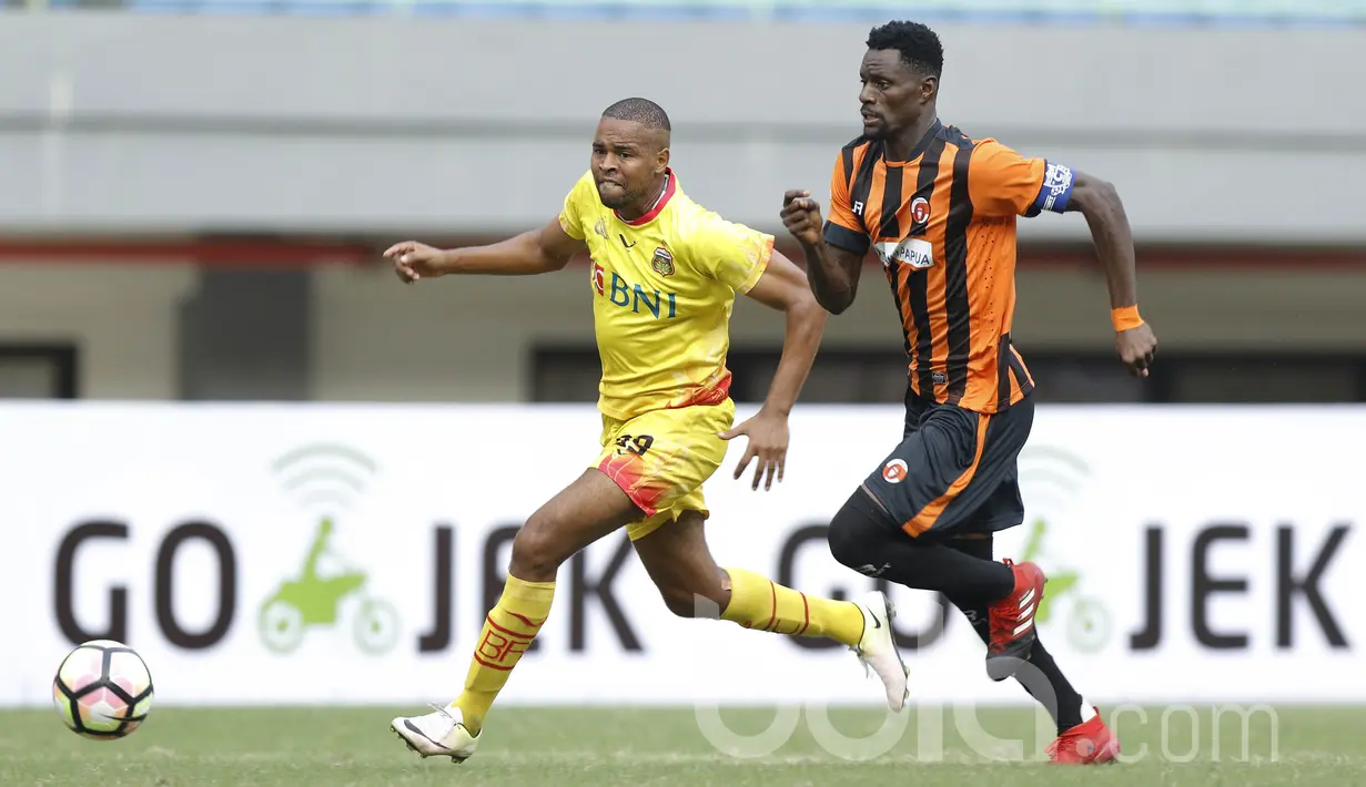 Striker Bhayangkara FC, Thiago Furtuoso, berebut bola dengan Kapten Perseru Serui, Boman Bi Irie Aime. Bhayangkara FC berhasil mengamankan tiga poin pertamanya di  liga 1 2017. (Bola.com/M Iqbal Ichsan).