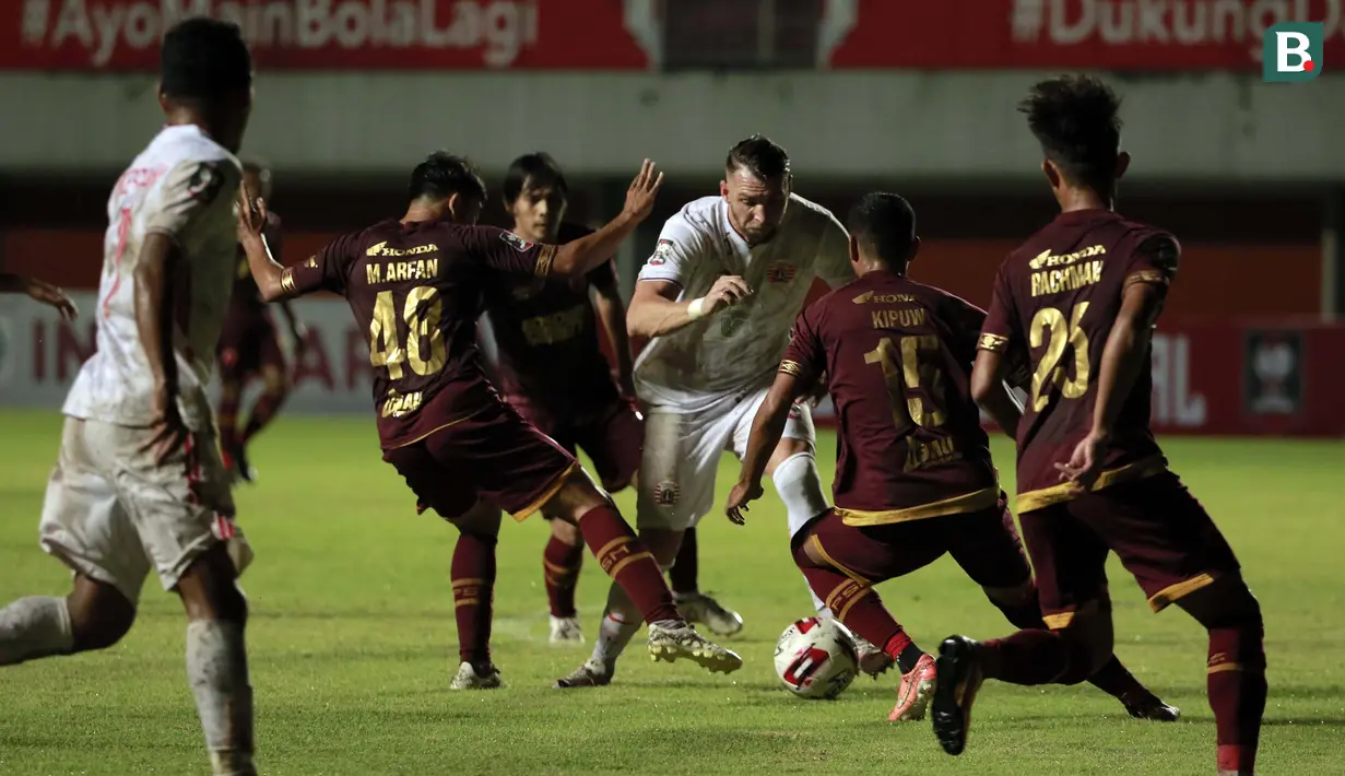 Striker Persija Jakarta, Marko Simic (tengah) berusaha melewati penjagaan sejumlah pemain PSM Makassar dalam laga leg pertama semifinal Piala Menpora 2021 di Stadion Maguwoharjo, Sleman, Kamis (15/4/2021). (Bola.com/Ikhwan Yanuar)