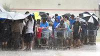 Warga mengantre di sebuah toko saat badai Florence menerjang Carolina Utara, AS, Minggu (16/9). Badai Florence menyebabkan hujan terus turun dan banjir merendam sejumlah kawasan. (Chuck Liddy/The News & Observer via AP)