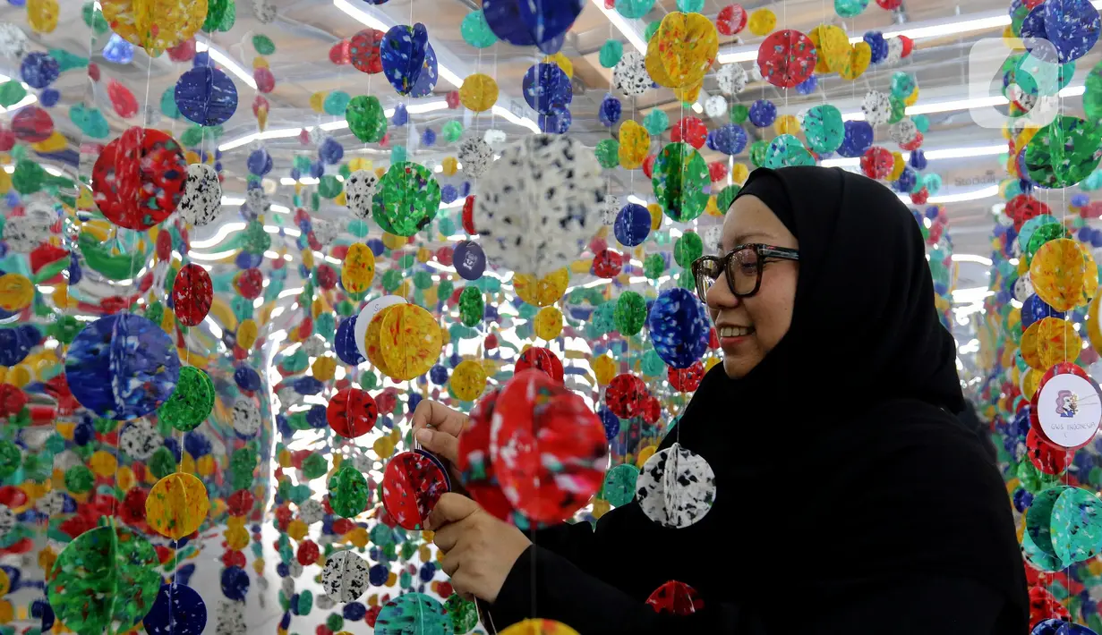 Art Jakarta Gardens mencerminkan dinamika sosial-ekonomi kota melalui perspektif seni kontemporer. (Liputan6.com/Herman Zakharia)
