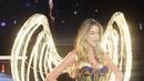 Model Martha Hunt mengedipkan mata saat berpose mengenakan korset bertabur 90.000 kristal Swarovski di catwalk Victoria Secret Fashion Show 2015 di New York, Selasa (10/11). (Jamie McCarthy/Getty Images/AFP)