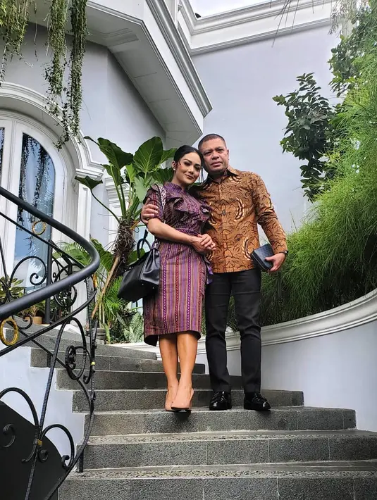 "Sekarang lebih pake rasa karena kondisinya ke psikloginya Raul juga terganggu dengan keterbatasan lockdown ini. Jadi saya pasti melakukan komunikasi rutin dengan suami saya," tutur Krisdayanti. (Instagram/raullemos06)