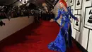 Penampilan nyentrik Lady Gaga saat tiba di karpet merah Grammy Awards ke-58 di Staples Center, Los Angeles, Senin (15/2). Mother Monster tampil dengan wig berwarna oranye. (Larry Busacca/Getty Images for NARAS/AFP)