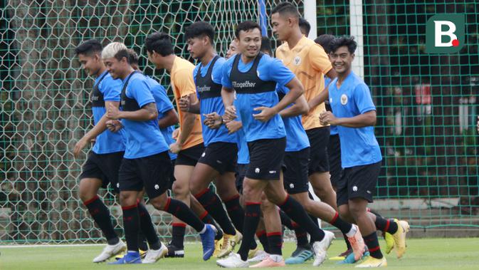 Pemain Timnas Indonesia, Arif Satria (tengah) saat sesi latihan di Lapangan D Senayan, Jakarta, Rabu, (10/2/2021). Latihan tersebut untuk persiapan SEA Games 2021 di Vietnam. (Bola.com/M Iqbal Ichsan)