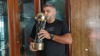 Danilo Fernando mencium Piala Liga Djarum yang diraihnya bersama Persik  Kediri pada Divisi Utama 2006. (Bola.com/Gatot Susetyo)