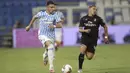 Pemain SPAL Marco D'Alessandro (kiri) menggiring bola saat menghadapi AC Milan pada pertandingan Serie A di Stadion Paolo Mazza, Ferrara, Italia, Rabu (1/7/2020). Pertandingan berakhir dengan skor 2-2. (Filippo Rubin/LaPresse via AP)