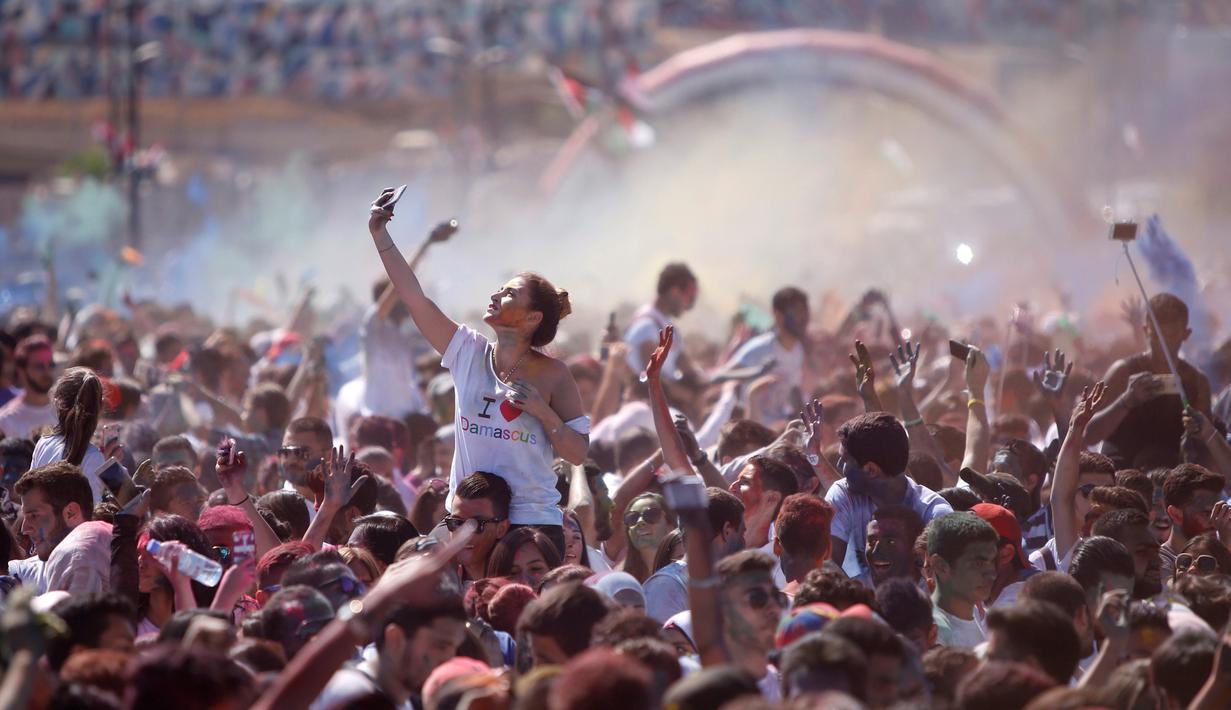 Seorang wanita berselfie usai acara marathon bertajuk 'I Love Damaskus' di Umayyah Square Damaskus, Suriah, Jumat (7/10). (REUTERS / Omar Sanadiki)