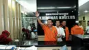 Admin twitter @TrioMacan2000, Raden Nuh dan Edi Saputra, berteriak-teriak sambil mengangkat tangan kanan saat digelar rilis di Mapolda Metro Jaya, Jakarta, Senin (3/11/2014). (Liputan6.com/Andrian M Tunay)
