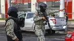 Anggota tentara menghentikan lalu lintas di sebuah pos pemeriksaan di jalan Guayaquil, Ekuador, pada 3 April 2023. (AFP/Gerardo Menoscal)
