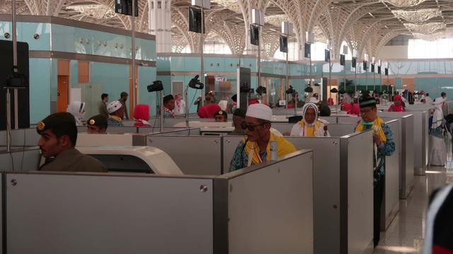Jemaah Haji menuju Proses Imigrasi di Layanan Eyab di Bandara Prince Mohammed bin Abdulaziz, Madinah. Darmawan/MCh 2019