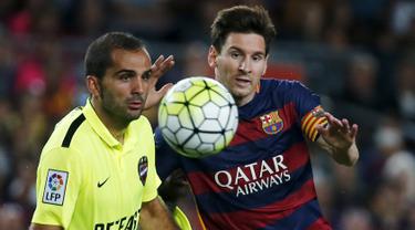 Penyerang Barcelona, Lionel Messi (kanan) berebut bola dengan gelandang Levante, Jose Antonio Garcia "Verza" Pada lanjutan Liga Spanyol di stadion Camp Nou, Senin (21/9/2015). Barcelona menang telak atas Levante dengan skor 4-1. (REUTERS/Susana Vera)