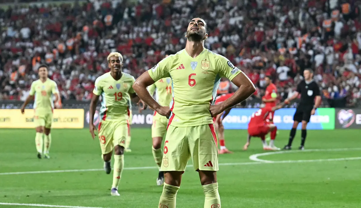 Pemain Spanyol, Mikel Merino, melakukan selebrasi setelah mencetak gol ke gawang Turki di laga kedua Grup E Kualifikasi Piala Dunia 2026 Zona Eropa di Torku Arena, Senin (08/09/2025). (AFP/Ozan Kose)