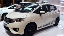 Honda Jazz RS Black Top merupakan wujud eksklusif dari Honda Jazz yang keluar pada tahun 2014. Mengusung body berkode GK, Jazz limited edition ini mendapatkan velg hitam dengan desain yang berbeda dibandingkan varian biasa, stiker checkered flag di pintu, dan atap berkelir hitam. Varian ini dijual hanya 300 unit saja. (Source: otosia.com)
