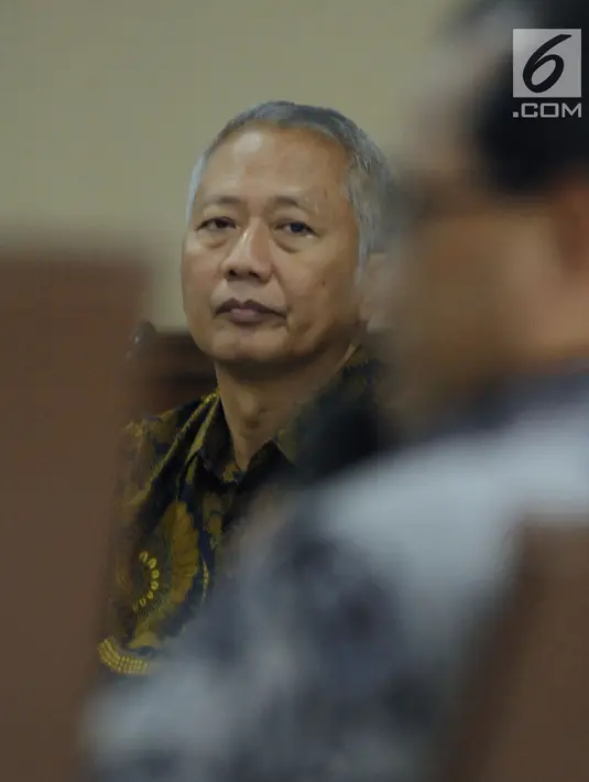 Terdakwa suap perizinan dan pengadaan proyek di lingkungan Ditjen Hubla TA 2016-2017 Antonius Tonny Budiono saat sidang di Pengadilan Tipikor, Jakarta, Rabu (28/3). Sidang mendengar keterangan Menhub, Budi Karya Sumadi. (Liputan6.com/Helmi Fithriansyah)