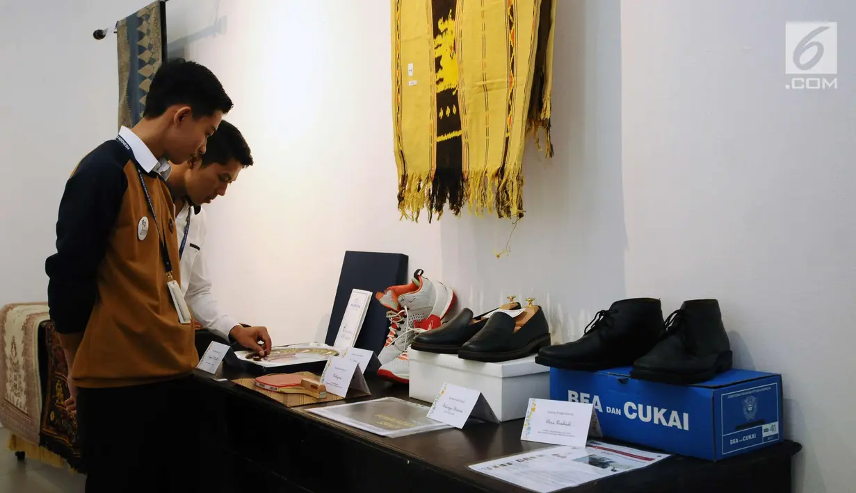 Pengunjung melihat koleksi barang pribadi milik pejabat dipajang saat open house lelang sukarela di Galeri Nasional, Jakarta, Selasa (27/2). Lelang barang pribadi itu merupakan peringatan 110 tahun Lelang Indonesia. (Liputan6.com/Helmi Fithriansyah)