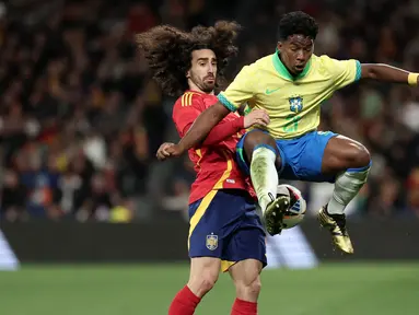 Pemain Brasil, Endrick (kanan) berebut bola dengan pemain Spanyol, Cucurella pada laga FIFA Matchday yang berlangsung di Santiago Bernabeu, Madrid, Spanyol, Rabu (27/03/2024) WIB. (AFP/Thomas Coex)