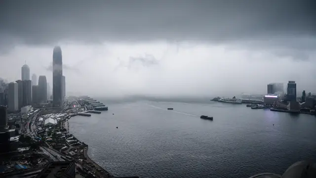 Penampakan Badai Awan Selimuti Langit Hong Kong