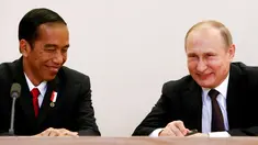 Presiden Joko Widodo (Jokowi) dan Presiden Rusia, Vladimir Putin (kanan) menghadiri upacara penandatanganan seusai pertemuan di Sochi, Rusia, Rabu (18/5). Keduanya melakukan pertemuan bilateral sebelum KTT ASEAN-Rusia. (REUTERS/Sergei Karpukhin)