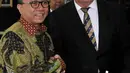 Ketua MPR Zulkifli Hasan (kiri) menyambut kunjungan Senator Australia Barat Chris Back (kanan) di Kompleks Parlemen, Jakarta, Senin (28/9/2015). Pertemuan untuk menjalin kerjasama antar parlemen kedua negara. (Liputan6.com/Johan Tallo)