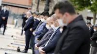 Warga yang mengenakan masker mengikuti salat Jumat, dengan menjaga jarak di depan sebuah masjid di Ankara, 29 Mei 2020. Masjid-masjid di seluruh Turki pada Jumat (29/5) kembali dibuka, sebagai bagian proses normalisasi di tengah melambatnya penyebaran COVID-19 di negara itu. (Xinhua/Mustafa Kaya)