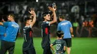 Dua pemain Arema, Ahmad Alfarizi dan Gian Zola memberikan tepuk tangan kepada Aremania yang memberikan dukungan langsung usai pertandingan lawan PSIS di Stadion Kanjuruhan pada ajang BRI Liga 1 2022/2023. (Iwan Setiawan/Bola.com)