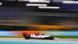 Pebalap Alfa Romeo, Kimi Raikkonen melakukan sesi latihan kedua jelang Grand Prix Formula Satu Abu Dhabi di Sirkuit Yas Marina. (Foto: AFP/Pool/Bryn Lennon)