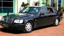 Mercedes-Benz S600 W140 ini dibeli untuk menggantikan mobil sebelumnya di tahun 1994 saat masih kepemimpinan Bapak Soeharto. Mobil ini terus digunakan oleh B.J. Habibie, Abdurrahman Wahid, Megawati, hingga Susilo Bambang Yudhoyono (SBY). Kaca dan body anti peluru, ban yang bisa berjalan hingga 60 km dalam keadaan kempes. Selain itu, mobil dinas ini tahan terhadap serangan mortir atau granat. (Source: liputan6.com)
