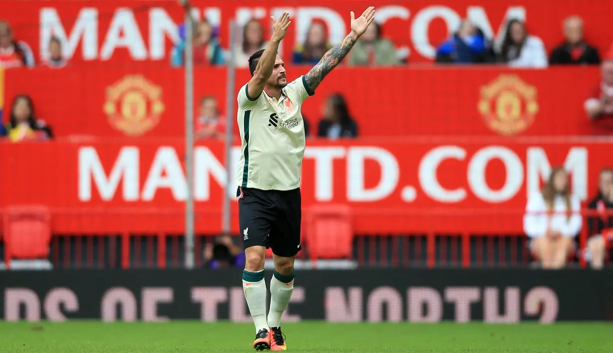 Liverpool Legends berhasil mengalahkan Manchester United Legends pada laga amal yang bertajuk 'Legenda dari Utara' di Old Trafford, 21 Mei 2022 waktu setempat. Pertandingan ini diselenggarakan untuk menggalang dana bagi Yayasan Manchester United dengan leg kedua yang akan dimainkan di Anfield minggu depan. (AFP/Lindsey Parnaby)