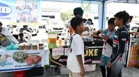 Sejumlah pembalap muda mengunjungi booth UMKM Lokal saat ajang Kejuaraan National Sportbike &ldquo;Pertamina Mandalika Racing Series 2025&rdquo; yang diselenggarakan di Pertamina Mandalika International Circuit, Lombok, Nusa Tenggara Barat pada Jumat (11/4/2025).