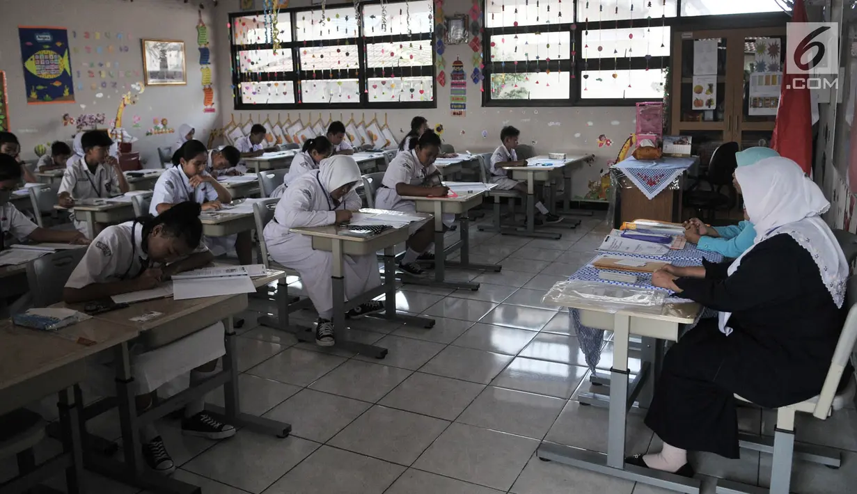 Sejumlah siswa SD mengerjakan soal Bahasa Indonesia saat Ujian Sekolah Berstandar Nasional (USBN) di SD Negeri Cipinang 03, Jakarta, Senin (22/4). Siswa SD sederajat menjalani USBN mulai hari ini hingga 24 April 2019 dengan tiga mata pelajaran yang diujikan. (merdeka.com/ Iqbal S. Nugroho)