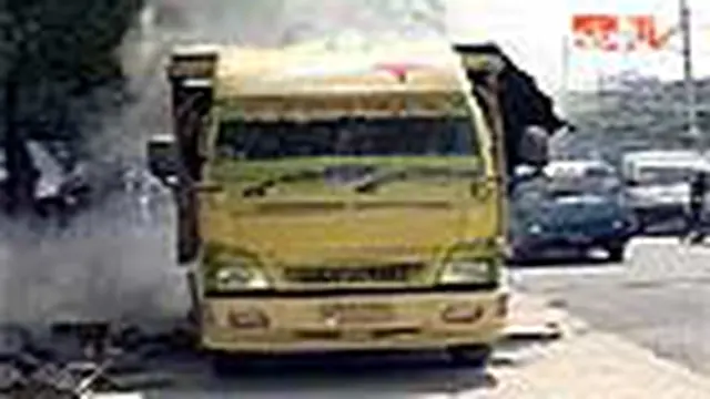 Truk Terbakar di Depan LP Cipinang