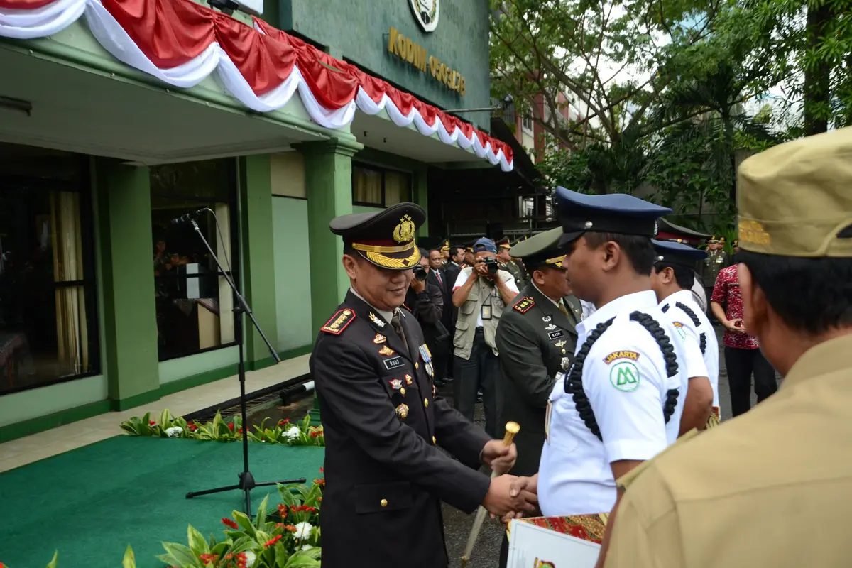 Kapolres Jakarta Barat beri penghargaan kepada Satpam berprestasi di HUT Bhayangkara