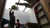 Atap rumah warga Desa Junjung, Tulungagung, Jawa Timur, rusak dilanda puting beliung