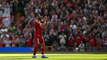 Penyerang Liverpool, Mohamed Salah, memberikan tepuk tangan kepada para suporter saat meninggalkan lapangan dalam kondisi cedera pada pertandingan Premier League Inggris antara Liverpool melawan Crystal Palace di Stadion Anfield, Liverpool, Inggris barat laut, pada 25 April 2026. (Paul ELLIS / AFP)