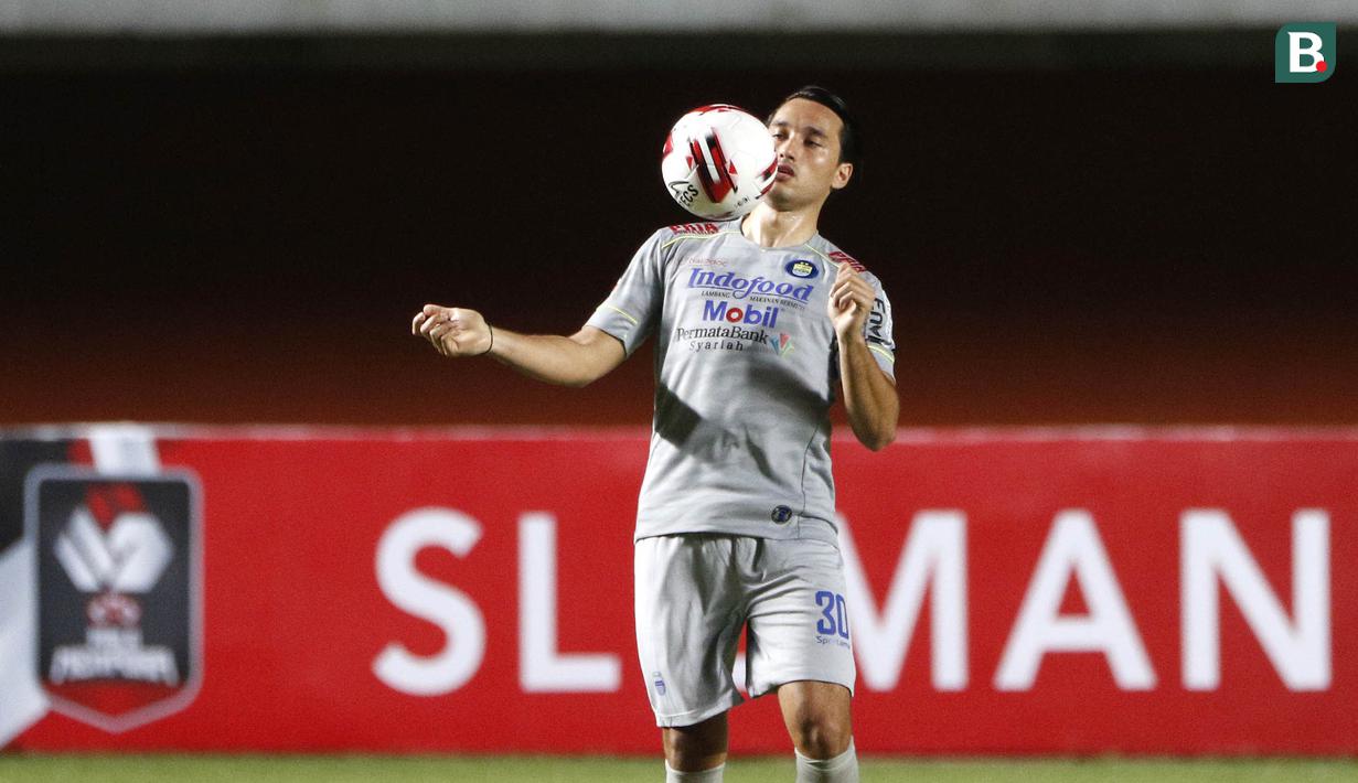 Ezra Walian mendedikasikan gol debutnya di Persib untuk mendiang sang ibunda. Ia selalu mencium tattoo yang bertuliskan tanggal keahiran ibunda di tangannya usai mencetak gol. (Bola.com/Ikhwan Yanuar)