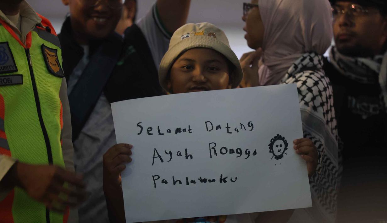 Seorang anak menyambut kembalinya aktivis dan jurnalis yang tergabung dalam misi Global Sumud Flotilla 2.0 di pintu kedatangan Terminal 3 Bandara Internasional Soekarno-Hatta pada Minggu (24/5/2026) sore. (Kapanlagi.com/Budy Santoso)