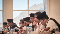 Menag Yaqut Cholil Qoumas memimpin rapat evaluasi persiapan operasional puncak haji di Arafah - Muzdalifah - Mina (Armuzna). Rapat bersama jajaran PPIH Arab Saudi dan Timwas Haji DPR ini digelar di Makkah. (FOTO: MCH PPIH ARAB SAUDI 2023)