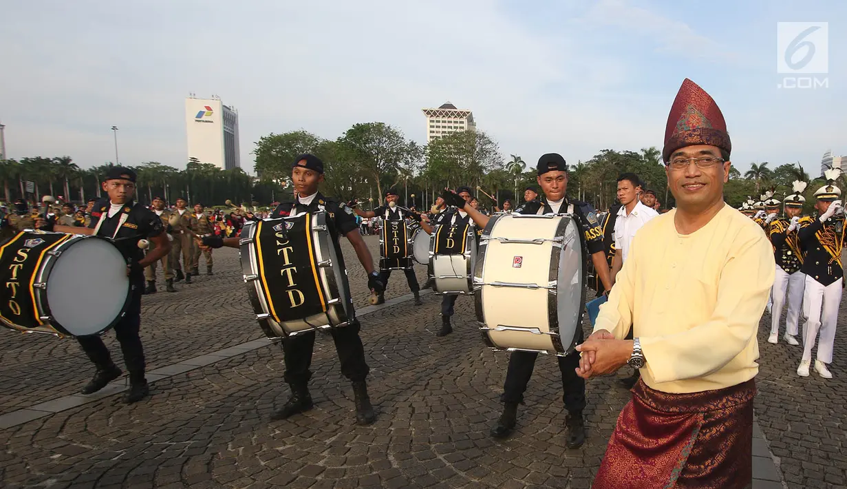 Menhub Budi Karya Sumadi bergoyang mengikuti irama musik pemain marching band acara puncak Hari Perhubungan Nasional di Lapangan Silang Monas, Jakarta, Minggu (17/9). Menhub Budi terlihat mengenakan baju khas Palembang. (Liputan6.com/Immanuel Antonius)