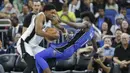 Pebasket San Antonio Spurs, Rudy Gay, berusaha melewati pebasket Orlando Magic pada laga NBA di Amway Center, Sabtu (28/10/2017). San Antonio Spurs takluk 87-114 dari Orlando Magic. (AP/John Raoux)