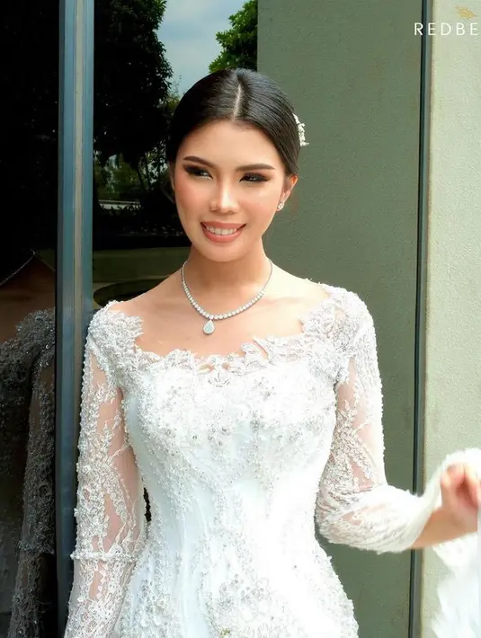 Saat akad nikah, Rachelly tampil dengan flawless  glam. Sang MUA, Ernia Apriliawanti mengaplikasikan makeup bernuansa warm. [@redberrywedding]